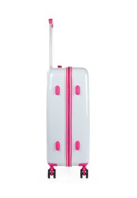 Maleta rígida de color blanco con acentos en rosa, cuenta con un mango retráctil, cuatro ruedas negras y una cremallera y botones en rosa que contrastan.