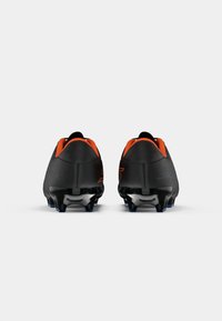 Sorte fotballsko med oransje detaljer, med et strømlinjeformet design, teksturert overdel og en lett såle med blå knotter for grep.