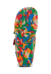 Semelle d'une sandale colorée avec des éclaboussures rouges, vertes, bleues, orange et beige et des motifs circulaires texturés pour une bonne adhérence.