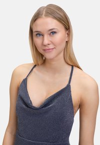 Kleid mit Stehkragen aus dunkelblauem Stoff mit dezentem Glanz. Verfügt über dünne Träger und ein eng anliegendes Oberteil, das eine glatte Silhouette erzeugt.