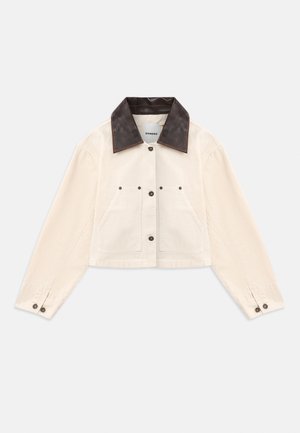 Beige kurzes Jacket mit dunkelbraunem Lederkragen, Frontknopfverschluss, zwei Brusttaschen und knöpfbaren Manschetten.