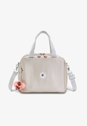 Sac beige métallique avec des anses grises et un charm en peluche rose. Forme rectangulaire arrondie, fermeture éclair sur le dessus, détail logo argenté et texture lisse.
