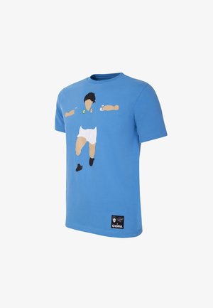 Blauwe katoenen t-shirt met een afbeelding van een springende speler in witte shorts. Inclusief een zwart label aan de zoom met logo details.