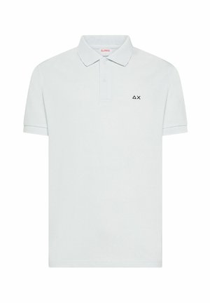 Polo bianca a maniche corte con colletto, due bottoni e piccoli simboli neri delta e x sul petto sinistro.