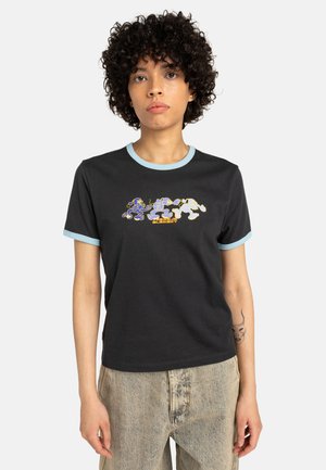 T-shirt en coton noir avec un col et des finitions de manches en rib pastel bleu clair. Présente des graphismes de dessin animé en violet et blanc sur la poitrine.