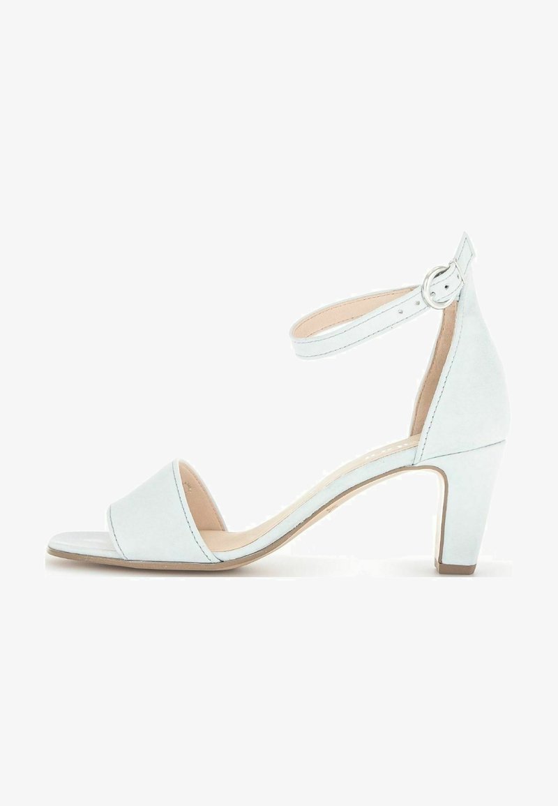 Witte enkelband sandaal met een brede teengreep, van leer, met een gematigd blokhak en lichte stikdetails.