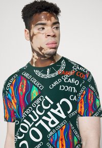 Carlo Colucci BIG LETTERS UNISEX - T-shirt estampada - green