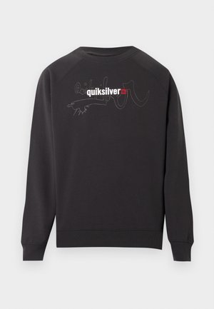 Čierna mikina s dlhým rukávom s bielym logom "quiksilver" a červeným štvorcovým emblémom uprostred na hrudi na jednofarebnom pozadí.
