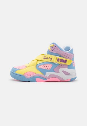 Wysokie sneakersy w pastelowych odcieniach niebieskiego, żółtego i różowego, z perforowanymi detalami oraz żółtym paskiem oznaczonym napisami „ROGUE” i „Patrick Ewing”.