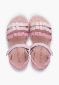 Sandalias de cuero rosa con un diseño de múltiples tiras, que presentan tiras en rosa claro, rosa oscuro y crema, y una correa ajustable en el tobillo.
