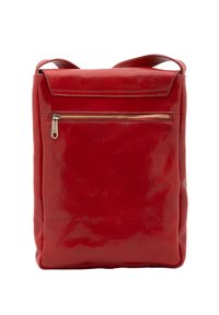 Zaino in pelle rossa con una texture liscia e lucida. Presenta una tasca frontale con zip e spalline corte per il trasporto.