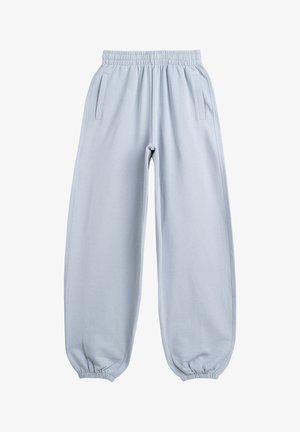 Jasnoniebieskie dresy z elastycznym pasem, bocznymi kieszeniami i elastycznymi mankietami, pokazane na płasko na białym tle.