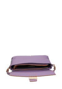 Borsa a spalla in pelle viola con un compartimento con zip, texture liscia e dettagli in pelle color tan. Include una tracolla piatta e hardware dorato.