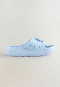 Șlapi de culoare albastru deschis, realizați dintr-un material moale, cu pete colorate și un desen cu personaj pe partea superioară. Talpă texturată pentru aderență.