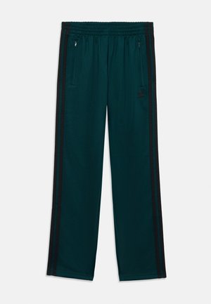 Ciemnozielone spodnie dresowe Adidas z czarnymi bocznymi paskami, elastycznym pasem i kieszeniami z przodu na zamek.