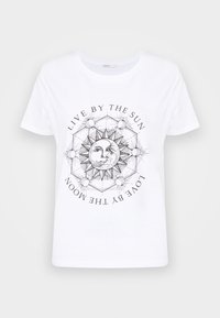 Camiseta de algodón blanca con un diseño gráfico circular que presenta un motivo de sol y luna, acompañada del texto "VIVE POR EL SOL AMA POR LA LUNA."