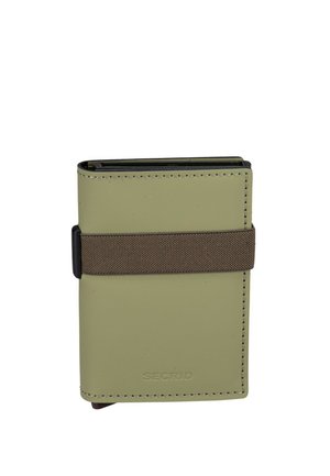 Cartera compacta de cuero verde oliva con correa elástica marrón y bordes cosidos, con la marca "SECRID" en el centro frontal.