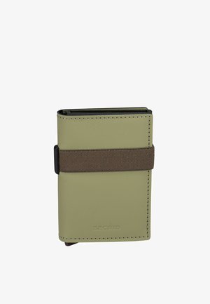 Kompakte, olivgrüne Leder-Geldbörse mit braunem Gummiband und abgesteppten Kanten, vorne mittig mit der Marke "SECRID" versehen.