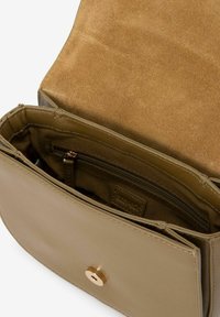 Sac rectangulaire en cuir olive vert avec fermeture magnétique. L'intérieur présente une poche zippée et un doux revêtement en suède marron.