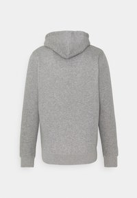 Szara bluza z kapturem o miękkiej teksturze, z długimi rękawami, luźnym krojem oraz ściągaczami na mankietach i dolnym brzegu.