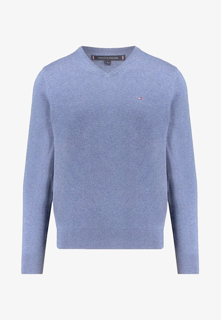 Pull bleu clair à col en V pour homme, manches longues avec poignets et ourlet côtelés, avec un petit logo Tommy Hilfiger sur la poitrine.