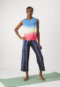 Yogasearcher TWISTED - Toppi - multi-coloured