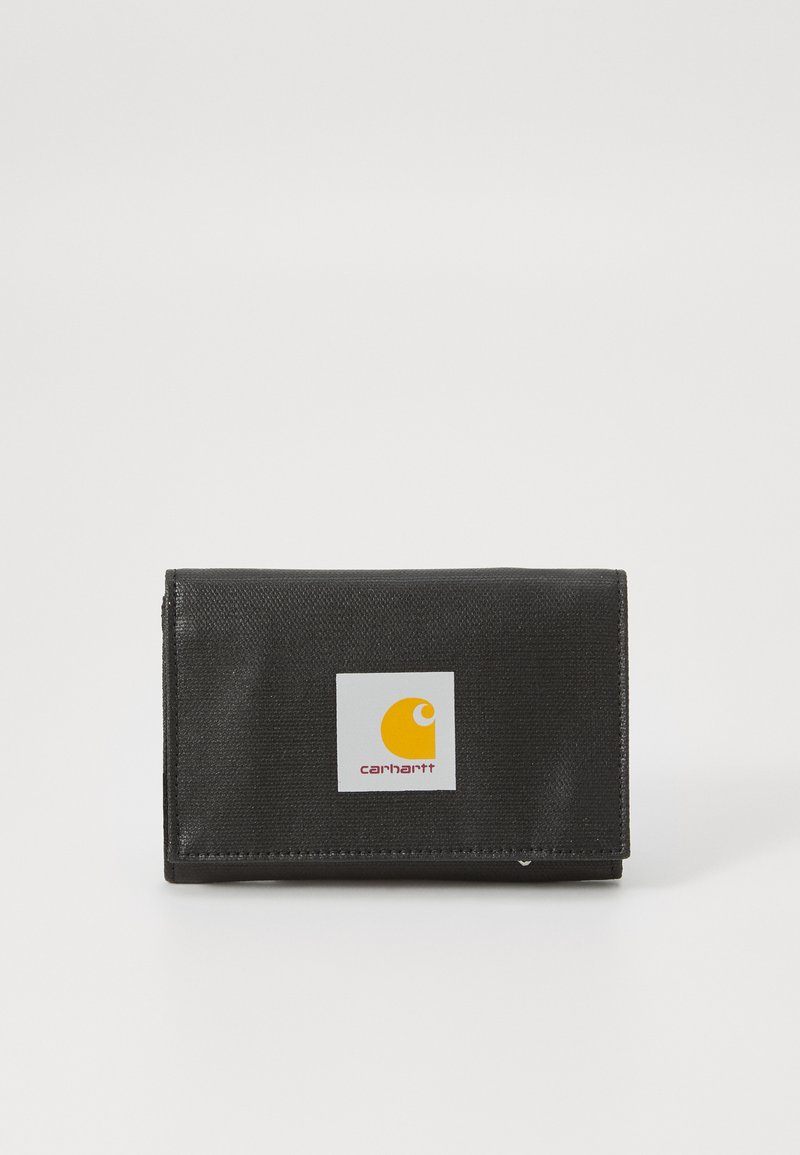Portafoglio in tessuto nero con forma rettangolare, caratterizzato da una patch bianca con un logo giallo. Superficie testurizzata con bordi cuciti.