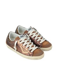 Baskets en cuir bronze avec lacets blancs, accents texturés et semelles en caoutchouc beige. Présente un talon à imprimé léopard et un détail du logo de la marque.