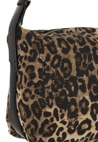 Bolso con estampado de leopardo que presenta una tela texturizada, detalles en negro y un cierre de cremallera. El patrón muestra manchas negras de diferentes tamaños sobre un fondo marrón claro.