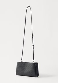Sacoche noire en bandoulière avec une texture lisse, présentant un motif géométrique. Son design est rectangulaire, avec une longue sangle ajustable et des accessoires en métal argenté.
