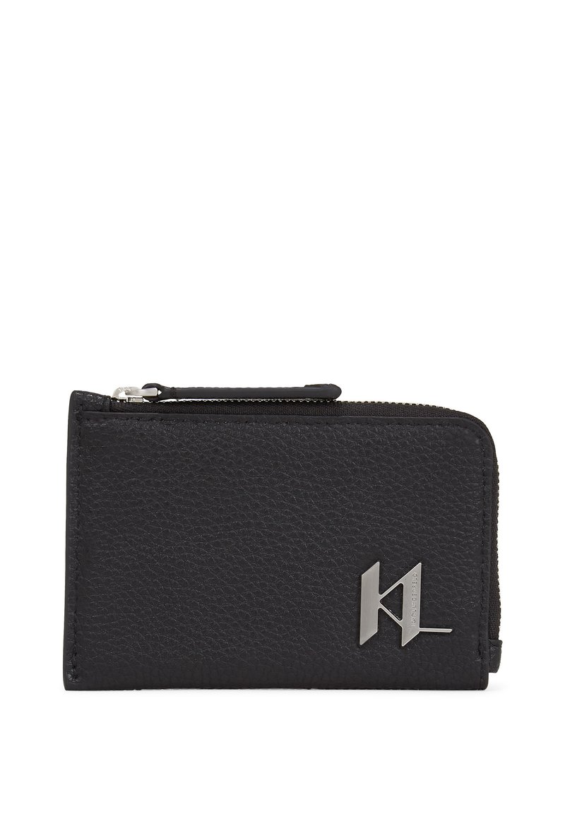 Portafoglio zip in pelle nera con superficie texturizzata e accentuazione del logo in metallo. Presenta una chiusura con cerniera e una forma rettangolare compatta.