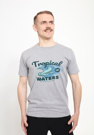 Grå bomulds t-shirt med et grafisk design og teksten "Tropical WATERS" samt en illustration af en hammerhaj. Korte ærmer.