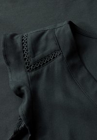 Street One V-NECK MIT HÄKELDETAILS - T-Shirt print - grün