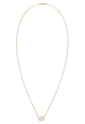 Collier fin en chaîne d'or avec un petit pendentif fleur de lotus ouverte centré en bas sur fond blanc.