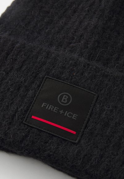 Căciulă neagră din lână tricotată, cu un patch rectangular negru pe care este logo-ul "FIRE + ICE" și o linie de accent roșie în partea de jos.