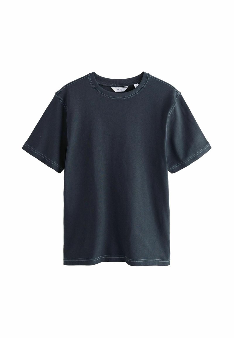 Donkerblauwe katoenen t-shirt met korte mouwen, ronde hals en contrasterende stikdetails op de naden. Geen patronen of opdrukken.