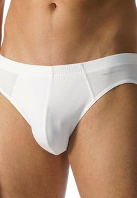 Weiße Baumwollslips mit glatter Textur, elastischem Bund und minimalen Nähten. Mit einem Fronttaschen-Design für zusätzlichen Halt.