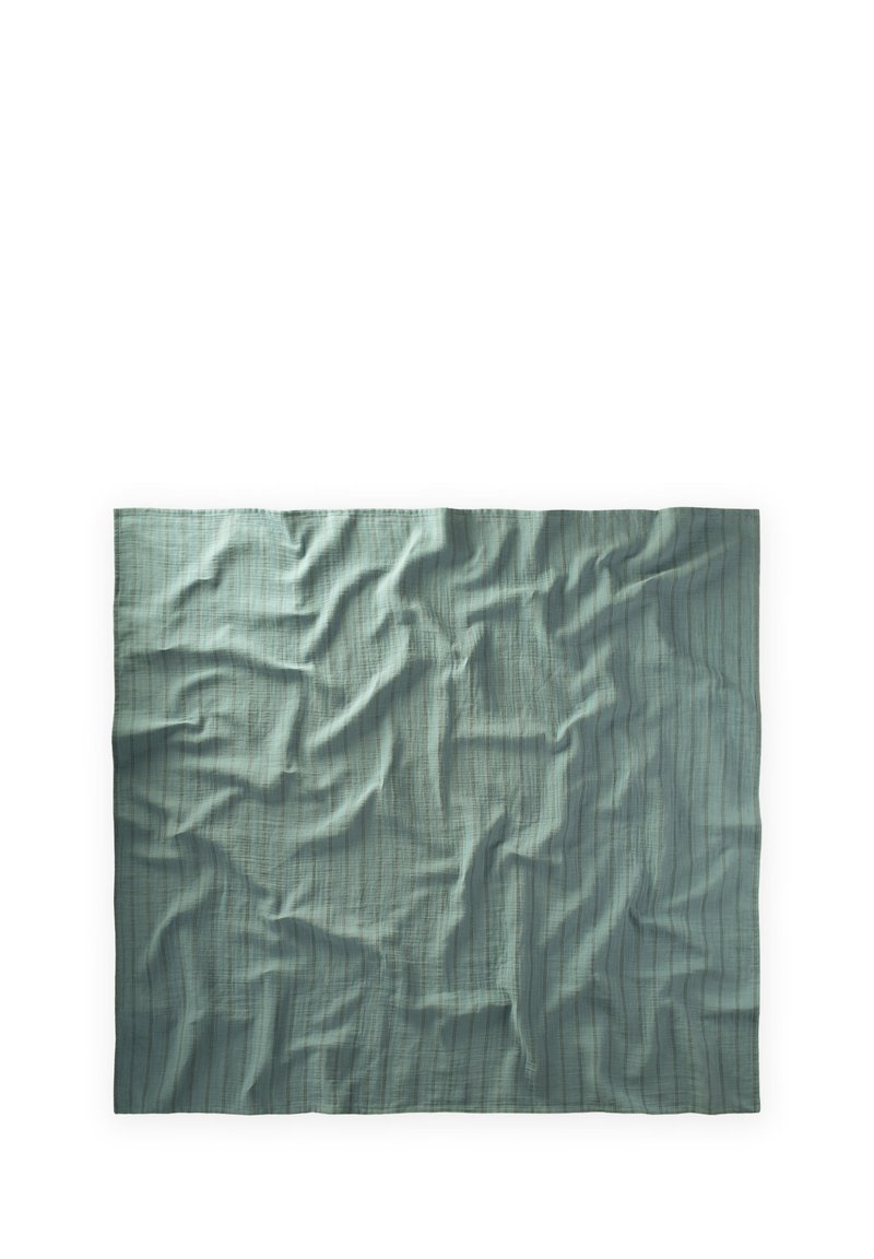 Gekreukt textiel in zacht groen, met dunne verticale strepen. Lichte stof met een gladde textuur en een natuurlijk draperingsontwerp.