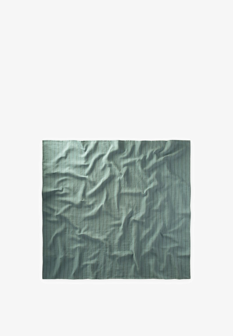 Gekreukt textiel in zacht groen, met dunne verticale strepen. Lichte stof met een gladde textuur en een natuurlijk draperingsontwerp.
