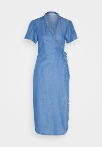 Denim omlottklänning i ljusblått med korta puffärmar, vågig halsringning och knytning i sidan. Midilängd med en mjuk textur.