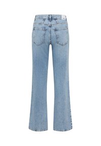 Jeans in denim azzurro chiaro con gambe dritte, tasche posteriori e una piccola etichetta bianca del marchio Brax sulla cintura.