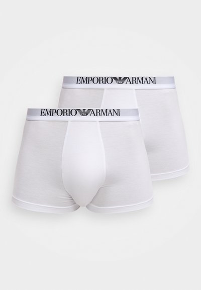 Boxer in cotone bianco con fascia grigia in vita con il logo "Emporio Armani" in nero. Texture liscia, design aderente, due paia visibili.