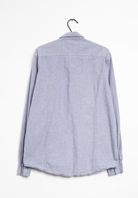 Camisa de botones de manga larga, tela azul claro, textura suave, vista trasera con cuello, aberturas laterales y puños abotonados.