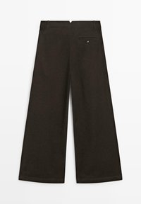 Pantalon large marron foncé vu de dos avec passants de ceinture et une poche à rabat simple boutonnée sur le côté droit.