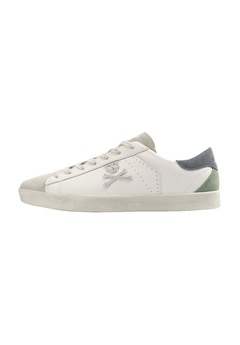 Sneakers bianchi in pelle con accenti in suede grigio, punta rotonda, dettagli perforati sui lati, e logo di teschio e ossa incrociate.