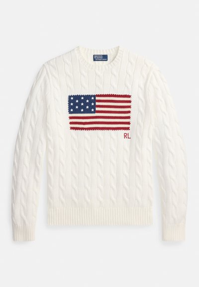 Suéter branco de malha com padrão de cabo, apresentando uma bandeira americana bordada em destaque nas cores vermelho, branco e azul na parte frontal, com "RL" em vermelho.