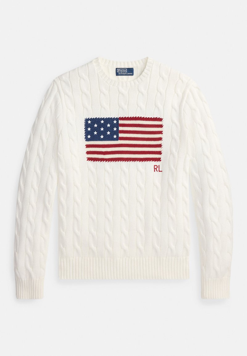 Pull en maille torsadée blanche avec un drapeau américain brodé en rouge, blanc et bleu bien visible sur le devant, avec "RL" en rouge.