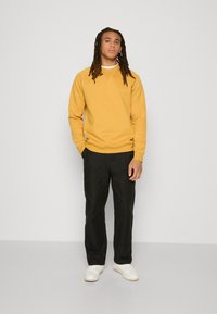 Carhartt WIP CHASE - Bluză de molton - sunray / gold