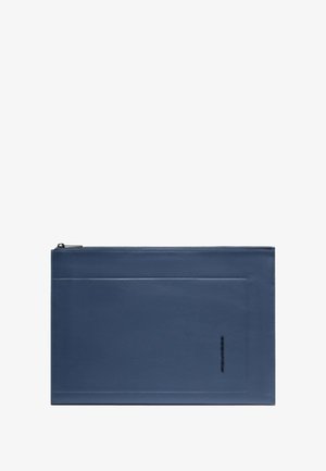 Schlanke, rechteckige Lederetui in Marineblau mit Fronttasche und Reißverschluss oben, mit dezentem schwarzem Logo auf der Fronttasche.