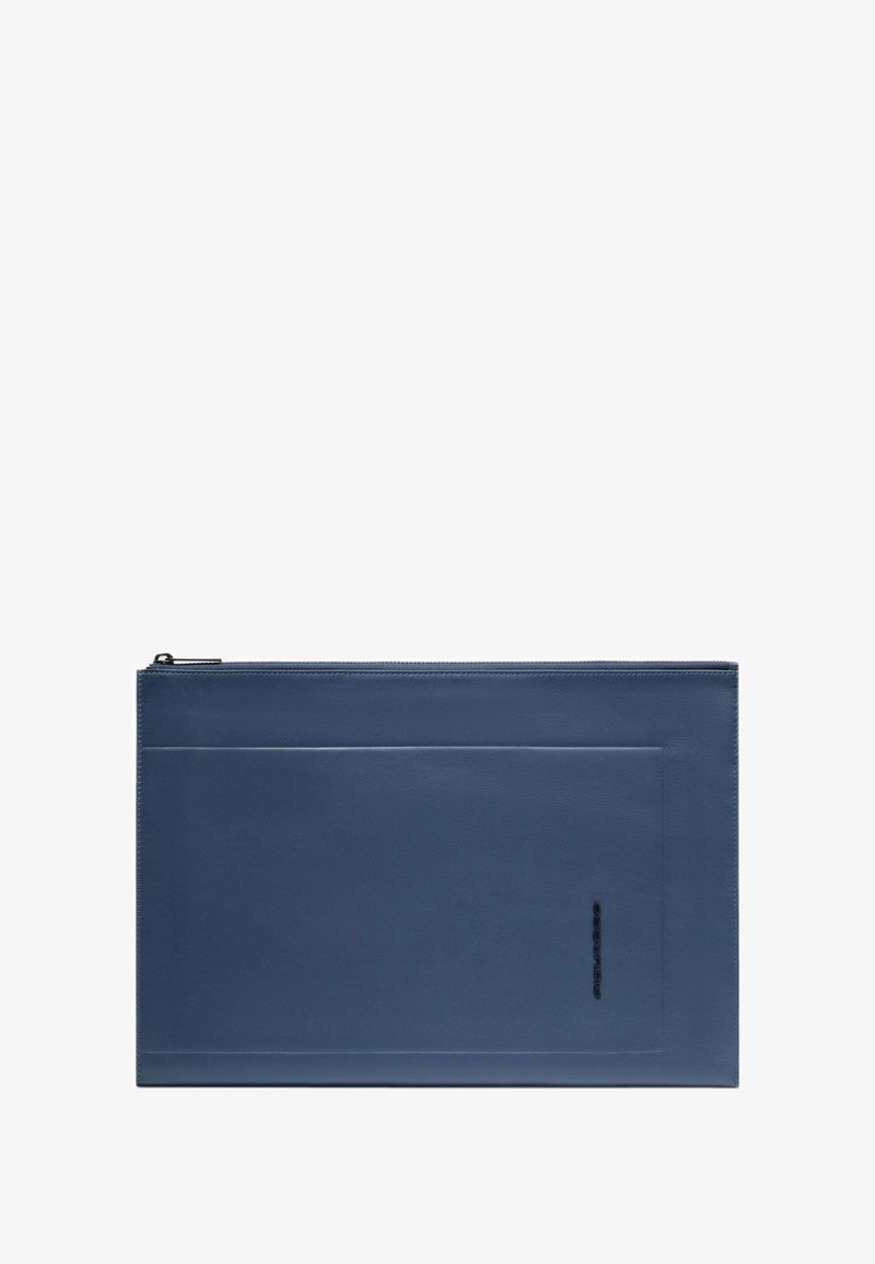 Schlanke, rechteckige Lederetui in Marineblau mit Fronttasche und Reißverschluss oben, mit dezentem schwarzem Logo auf der Fronttasche.